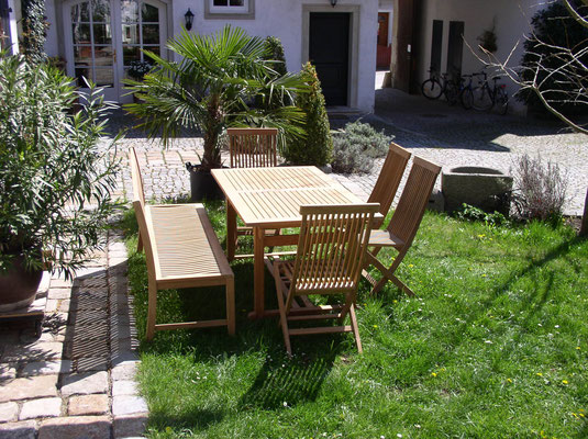 Sonnenliegen, Tische und Stühle von Teak Premium. Hochwertige Gartenmöbel von Teak & More in Gobelsburg, nähe Wien.