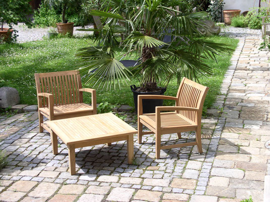 Sonnenliegen, Tische und Stühle von Teak Premium. Hochwertige Gartenmöbel von Teak & More in Gobelsburg, nähe Wien.