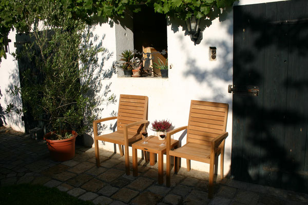 Sonnenliegen, Tische und Stühle von Teak Premium. Hochwertige Gartenmöbel von Teak & More in Gobelsburg, nähe Wien.