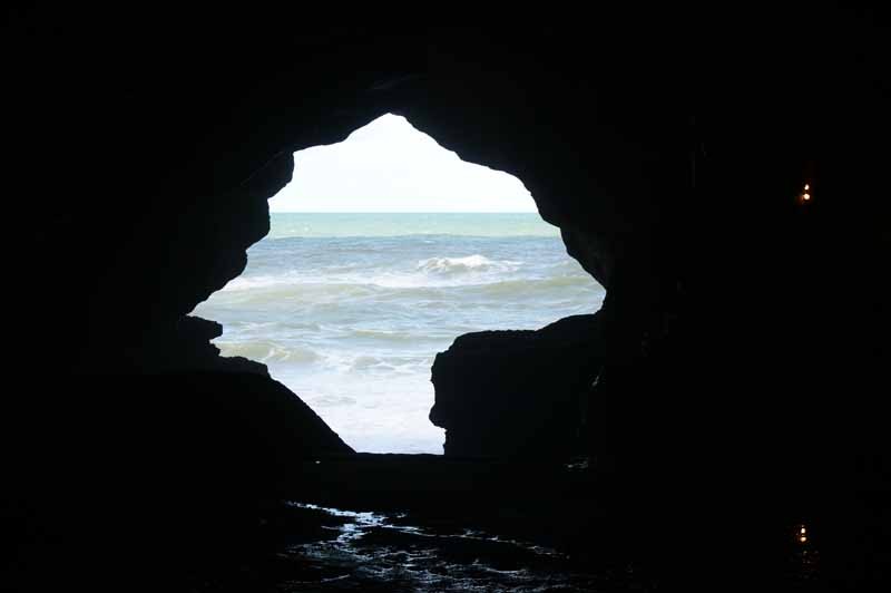 20.3. - Innen in der Grotte
