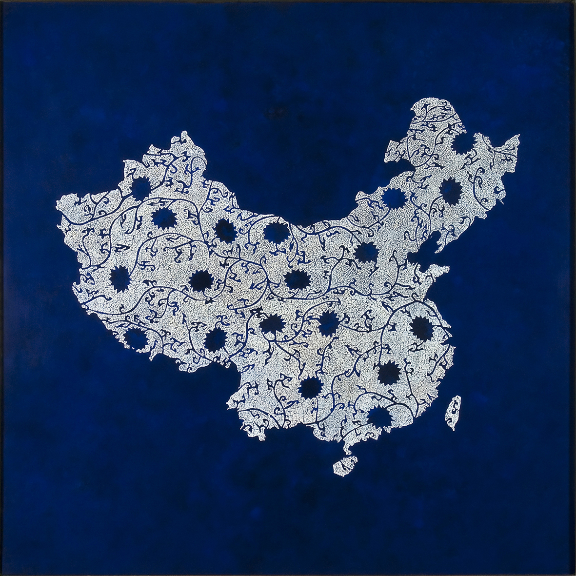 Blue & White porcelain  - Lacquered with eggshells inlays, finition in varnish - Size : 100 x 100 cm