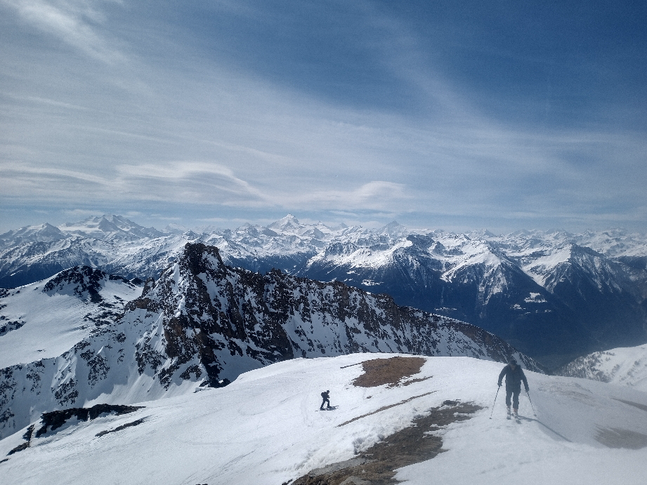 Gipfelaussicht mit Niwen, Faldumrothorn und Walliser Alpen