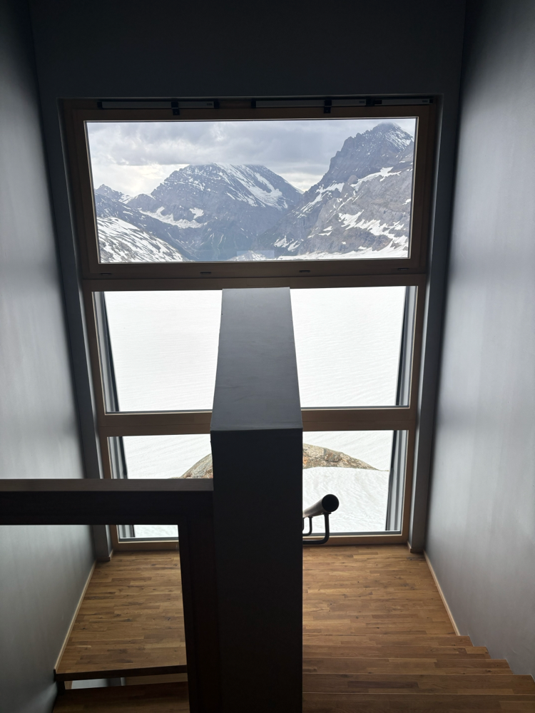Ausblick vom Treppenhaus der neuen Mutthornhütte