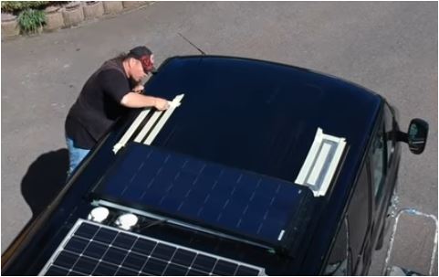 Die Montage des Solarmodule ist einfach für jeden Heimwerker machbar. Das Zubehör wie die ABS Haltewinkel und das Klebeset haben alle Tests bestanden. Solarmodule liefern anschließend ausreichend Strom für die Wohnraumbatterie des Wohnmobils.