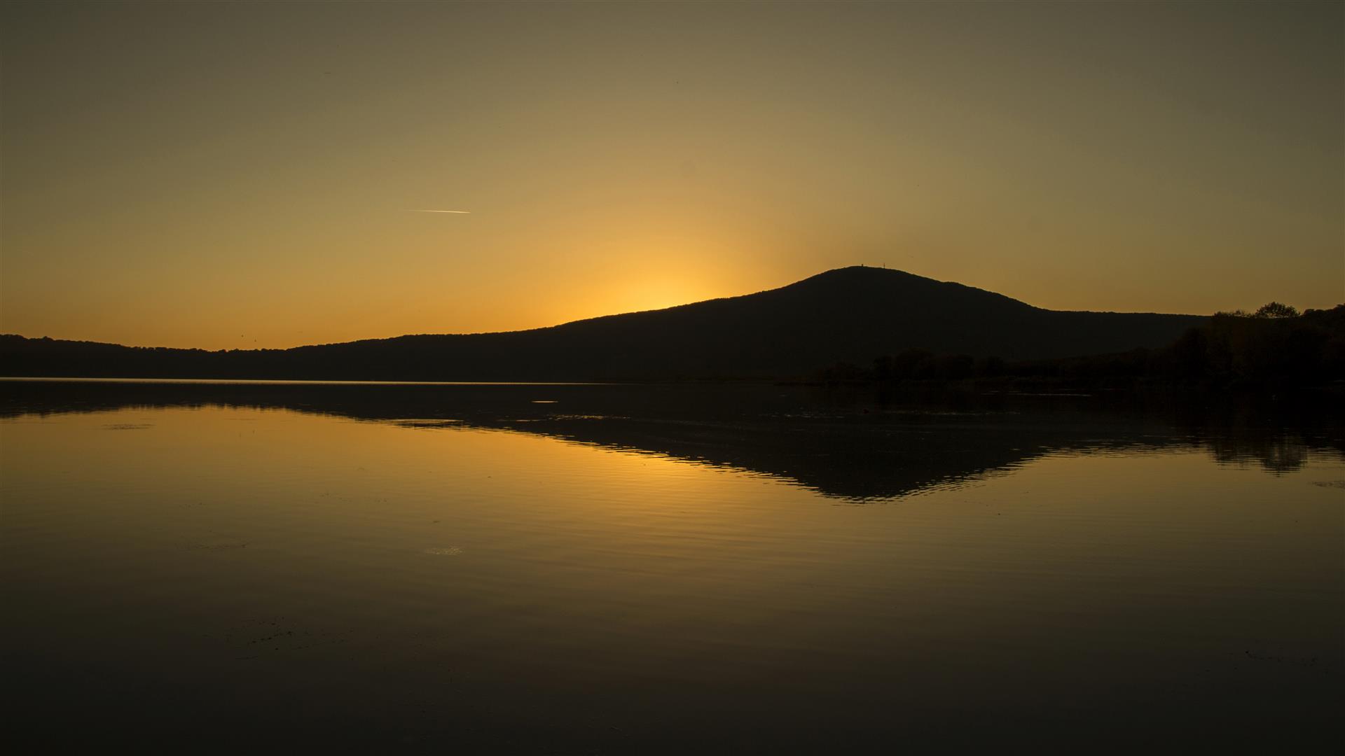 Il sole si nasconde dietro a Monte Fogliano