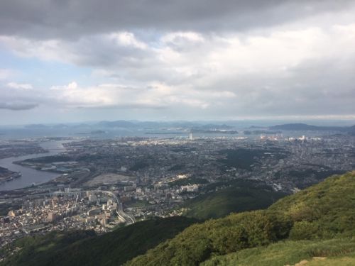 山頂から北九州市内を望む。