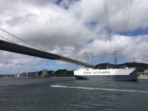 関門海峡は、海上交通の要所でもあります。巨大な貨物船が目の前を過ぎていきます。