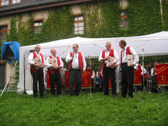 Unsere Gründungsmitglieder Gebrüder Sternberger und Walter Gabel, am Mikrofon: Karl Seibel.