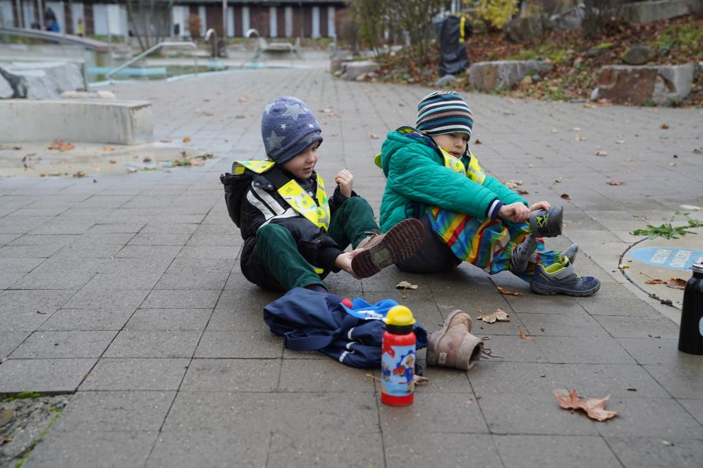 Kleine und Grosse helfen...die vielen Mispeln einzusammeln...
