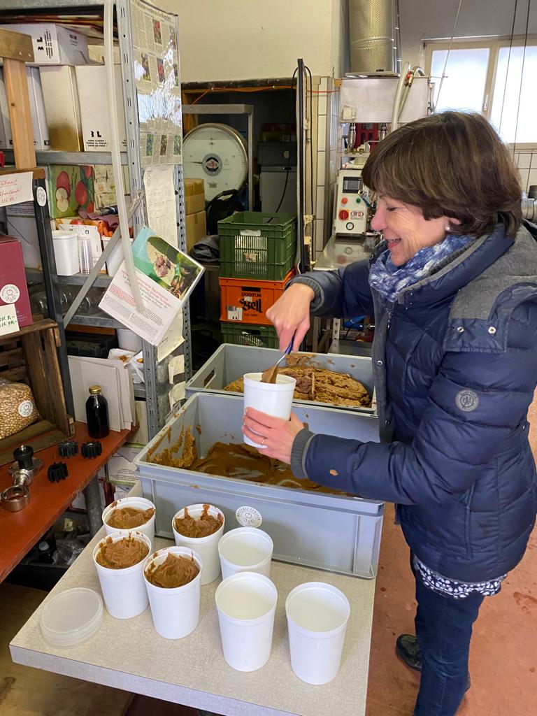 Brigitte Honegger hilft bei der ganzen Arbeit
