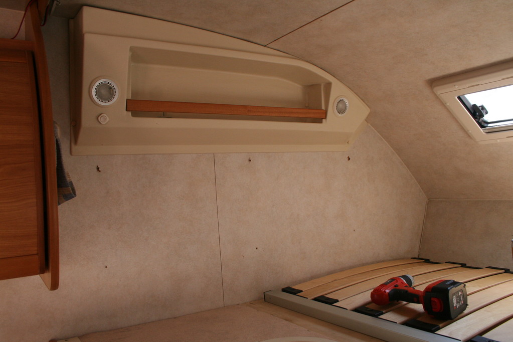 letto alto mansarda  ,materasso mancante,pareti da ricoprire camper rimor . By ballabioiltappezziere.com