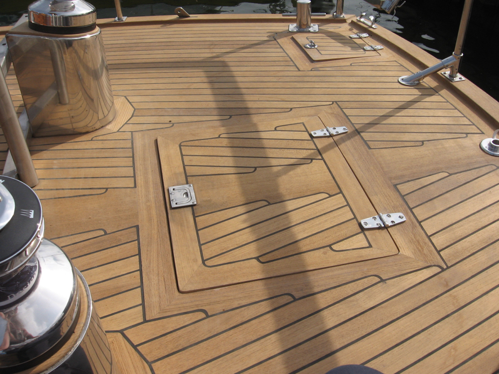 Das vorverlegte Stabdeck mit wasserdichter Glattdecklucke: Nun in Position auf dem Achterschiff aufgebaut.