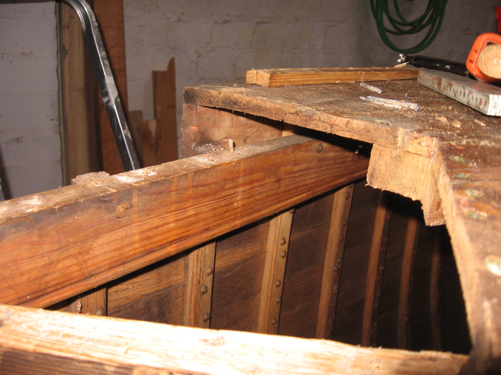 Sichtbarer Balkweger bei der Erneuerung der Vorschiffdecksfläche.