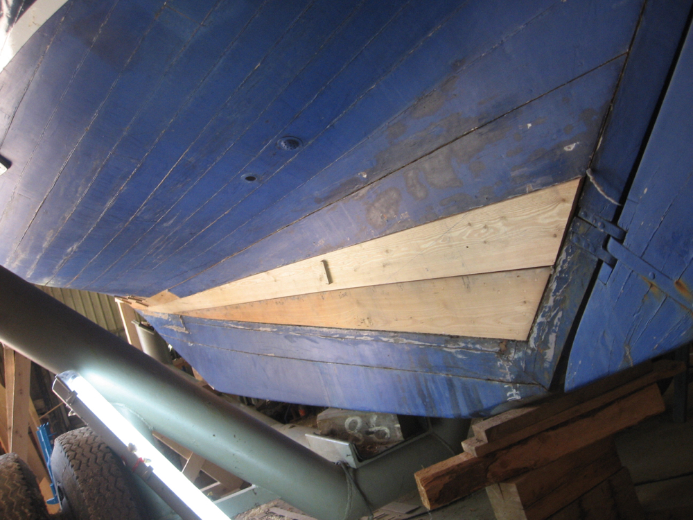 Unterwasserschiff: Erneuern aller Plankenbereiche mit Einlauf in die Kiel-bzw. Stevesponung.