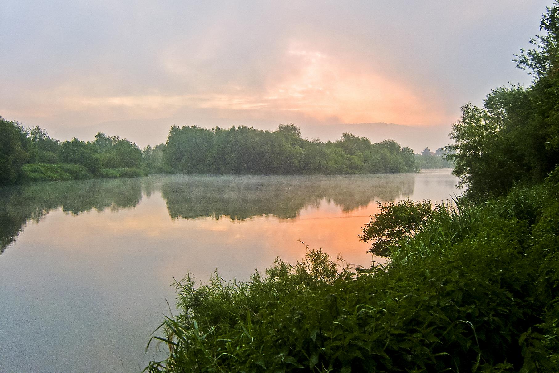 Sonnenaufgang an der Einfahrt von der Weser zur Auenlandschaft.