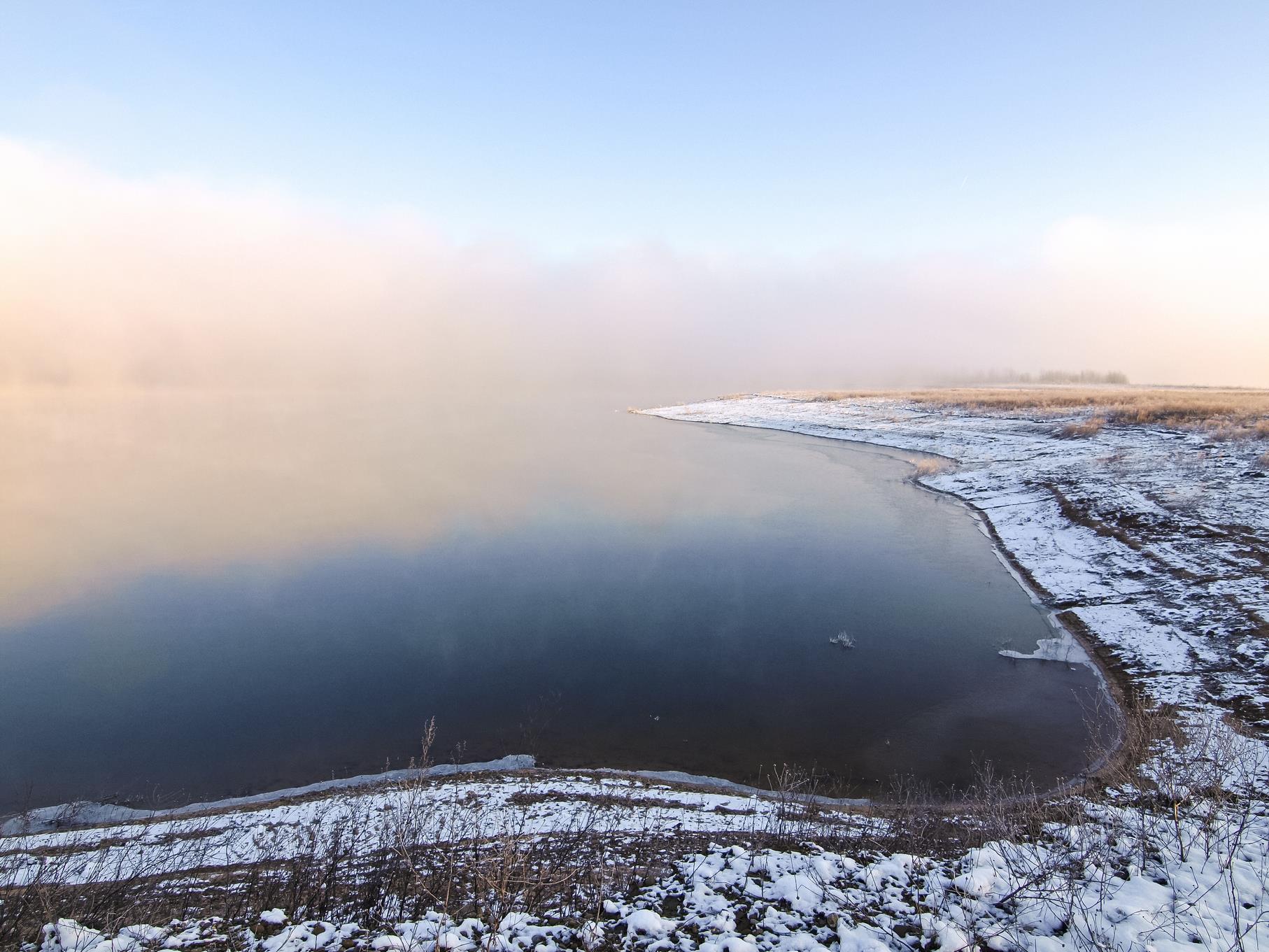 Nebelschwaden über dem Wasser des westlichen Teiches.