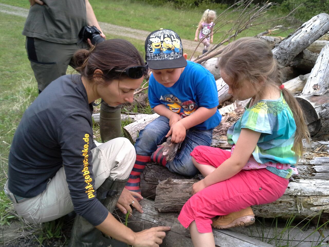 Die NAJU-Minis mit Ilona Jentschke im Steinbruch. - Foto: Britta Raabe