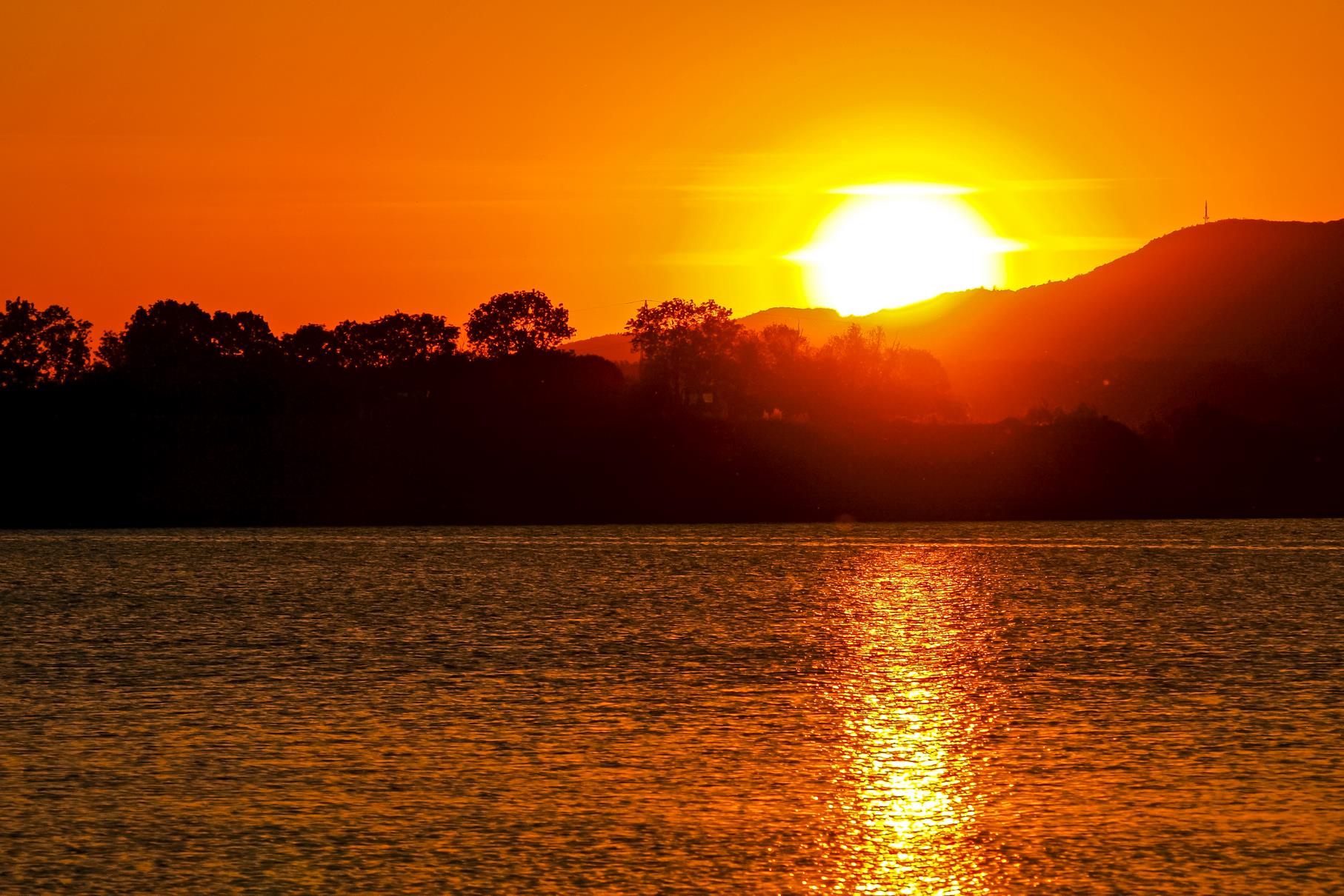 Ein farbenfroher Sonnenuntergang im Mai.