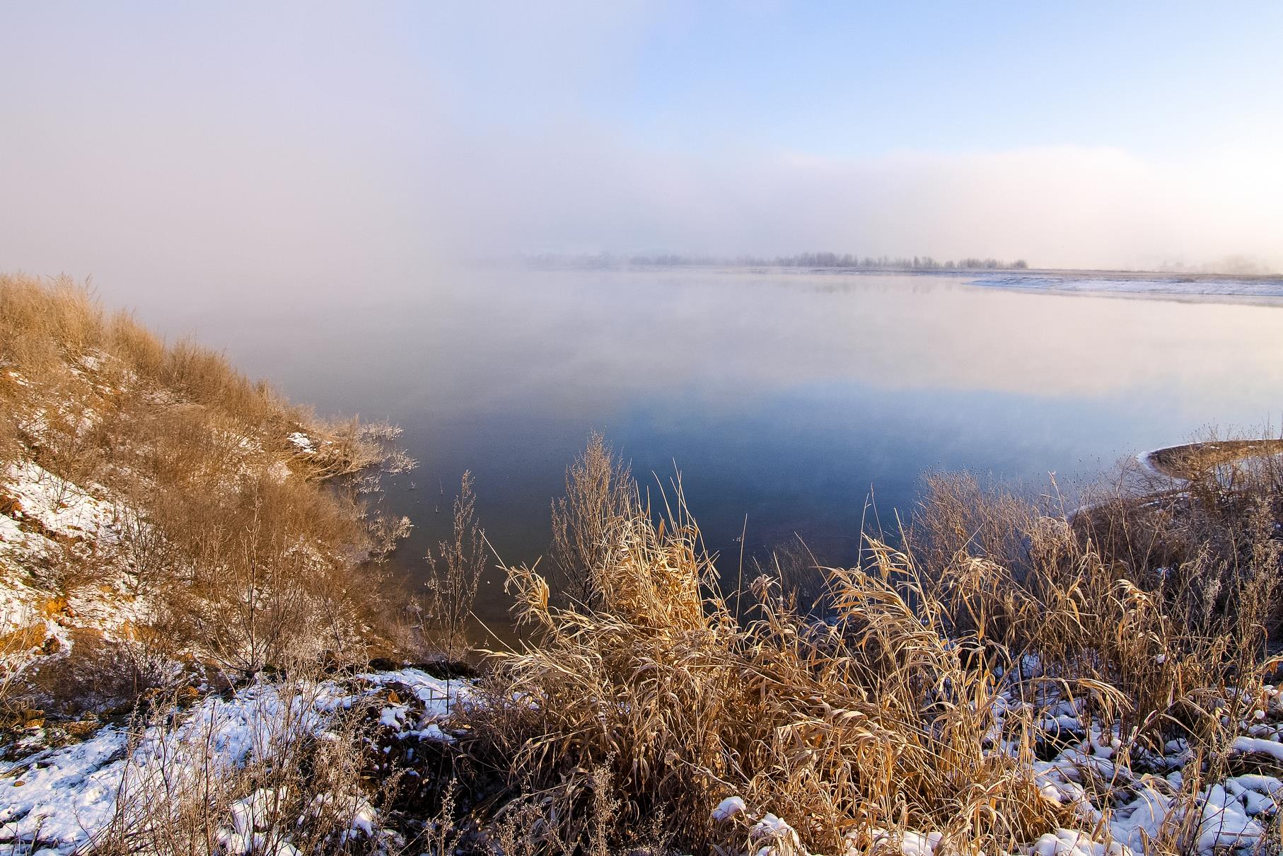 Nebel über dem westlichen Teich an einem Morgen im März.