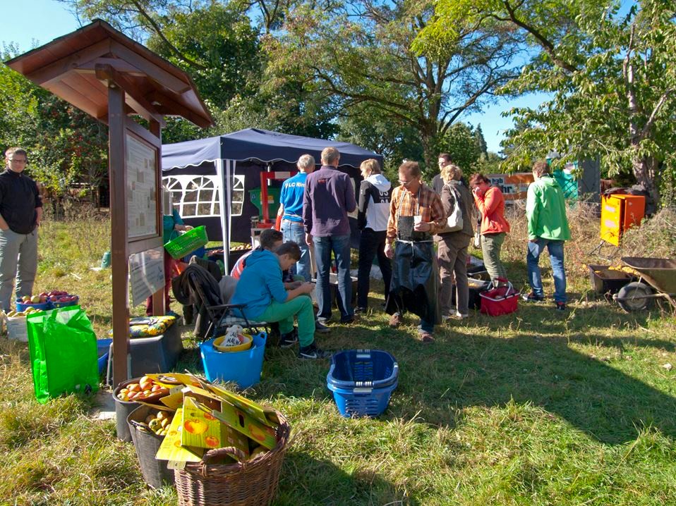 Äpfel aus dem eigenen Garten zu Saft verarbeiten lassen. - Foto: Kathy Büscher