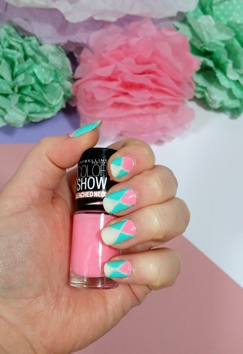 nail-art-triangles-fluos-LesAteliersDeLaurène