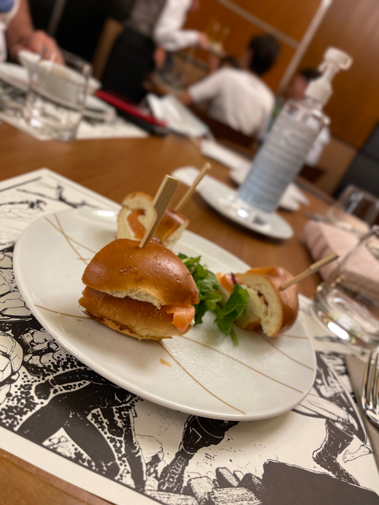 Downtown Restaurant - Bagel mit Lachs und Kiri