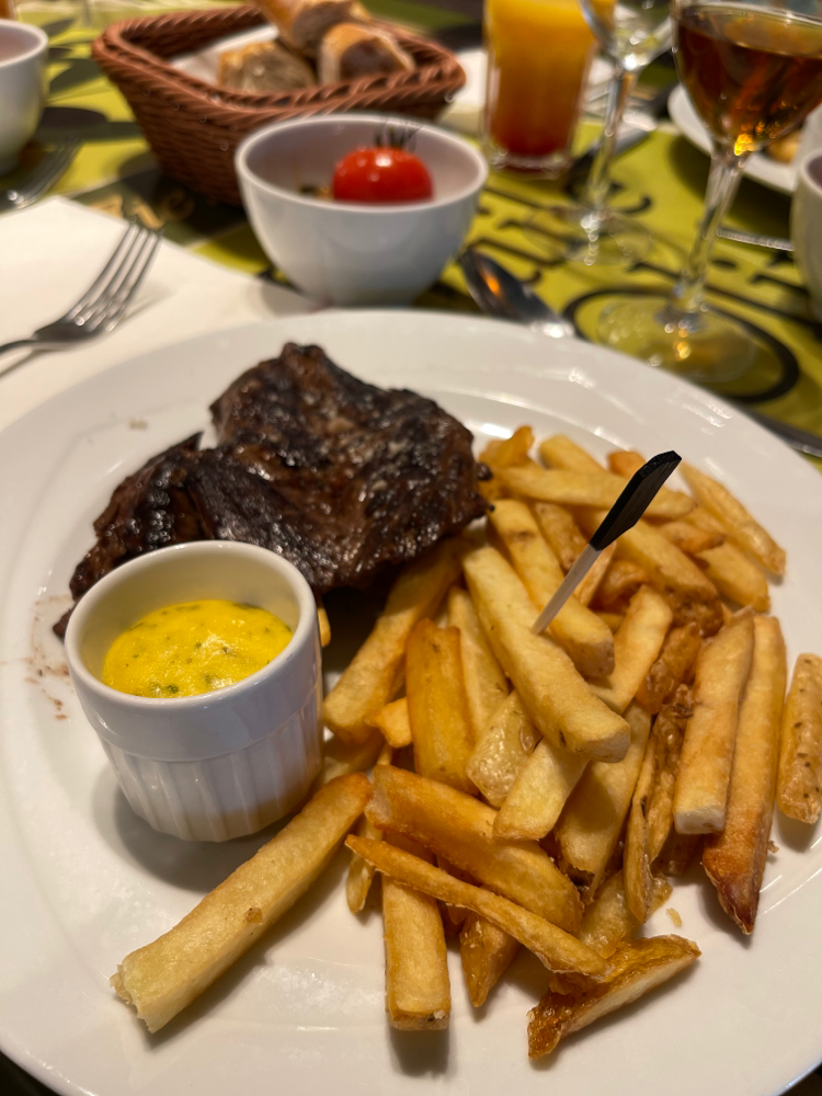 Bistro Chez Rémy - Hauptgang Steak mit Pommes und Ratatouille