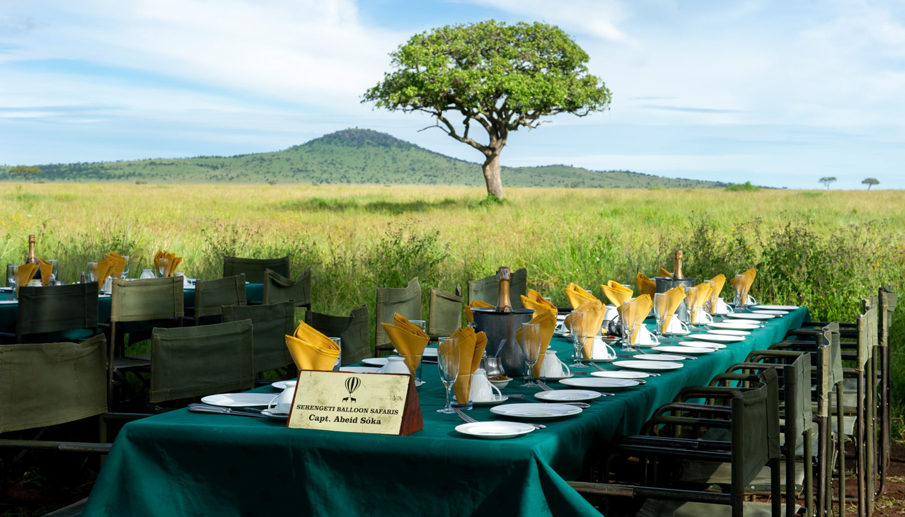 Champagner-Früstück mitten in der Serengeti