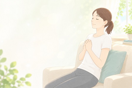 丁寧に向き合う完全予約制の整体院で、体の緊張がほぐれてソファで心からホッとリラックスする女性のイラスト