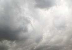 先行き不透明で不穏な感じをイメージさせる曇り空の画像