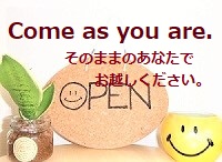 池袋整体ゆっくりの看板マークのスマイル缶とオープンのコルクボード画像にそのままのあなたでお越しくださいの英語と日本語入れたもの