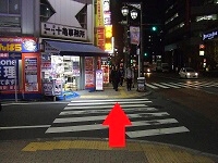 夜の横断歩道の画像