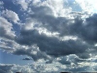 不安を感じさせる暗い空にかかる大きな雲の画像