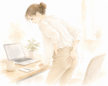 デスクワーク中に立ち上がったときに腰を痛めた様子の女性の水彩風イラスト