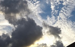雲が晴れて光が射しはじめている空の画像