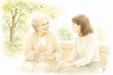 公園のベンチでおしゃべりを楽しむシニアのお客さまと女性の水彩風イラスト