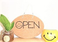 池袋整体ゆっくりの看板マークのスマイル缶とオープンのコルクボード画像