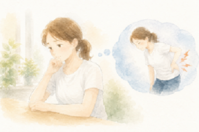 ぎっくり腰の原因が些細な動作だと思い込み、なぜあれでと自分を責めて自宅で切なく後悔する女性のイメージイラスト