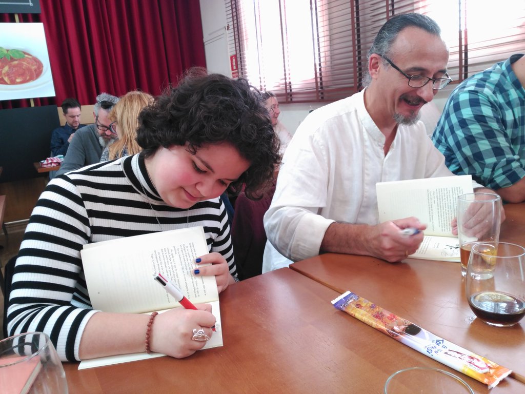 Mixa i David Gómez signant