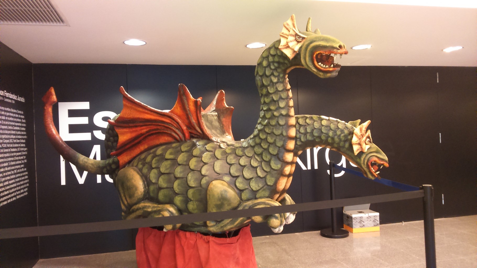 Drac de Sant Jordi al vestíbul de la Biblioteca
