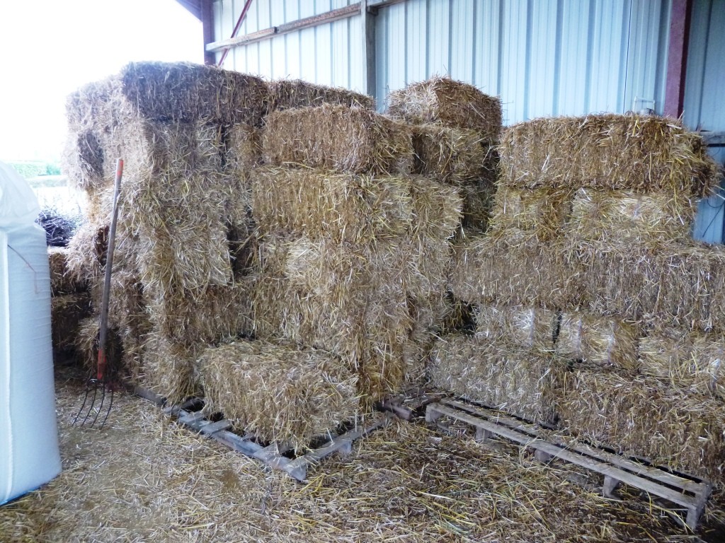 stockage petites bottes de paille et de foin