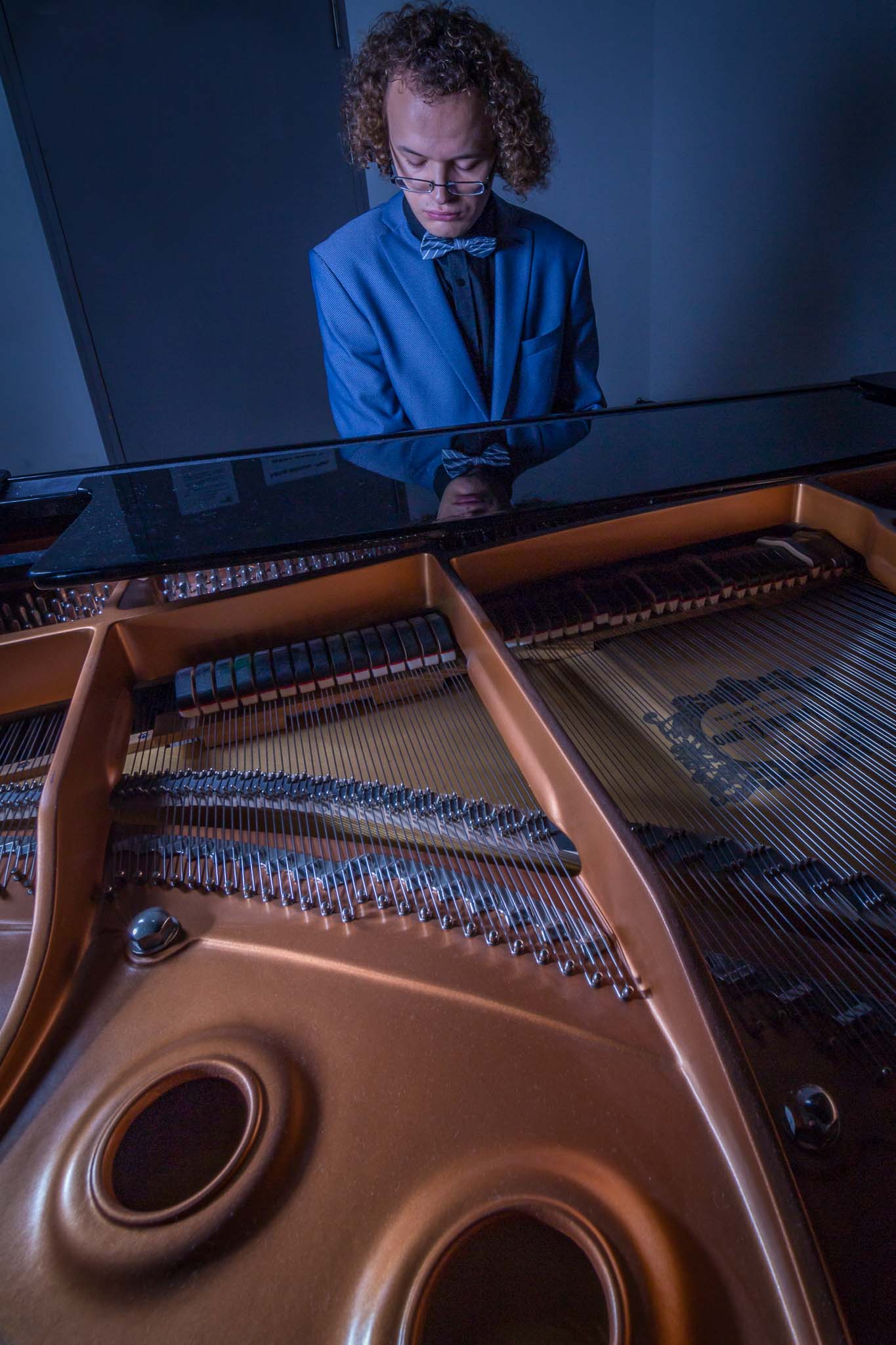 Portrait: Karl (offenes Piano)