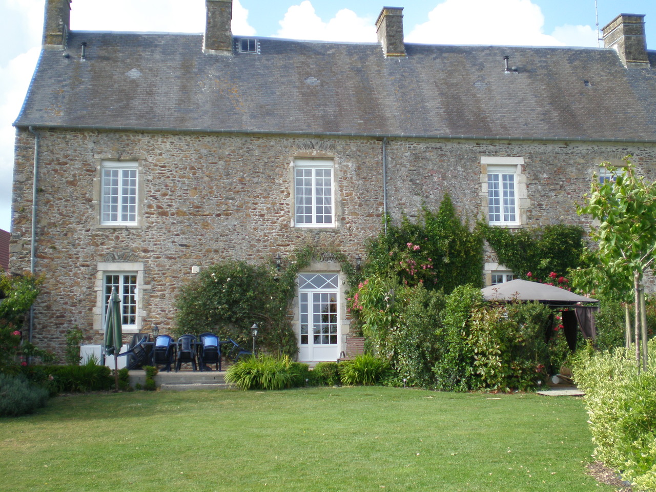 Jardin sud-location de vacances Millières