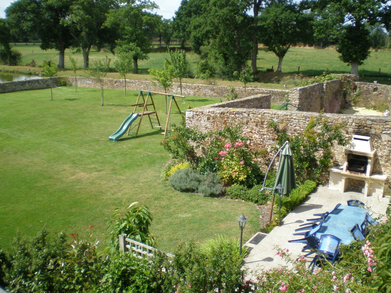 Terrasse sud-location de vacances Millières