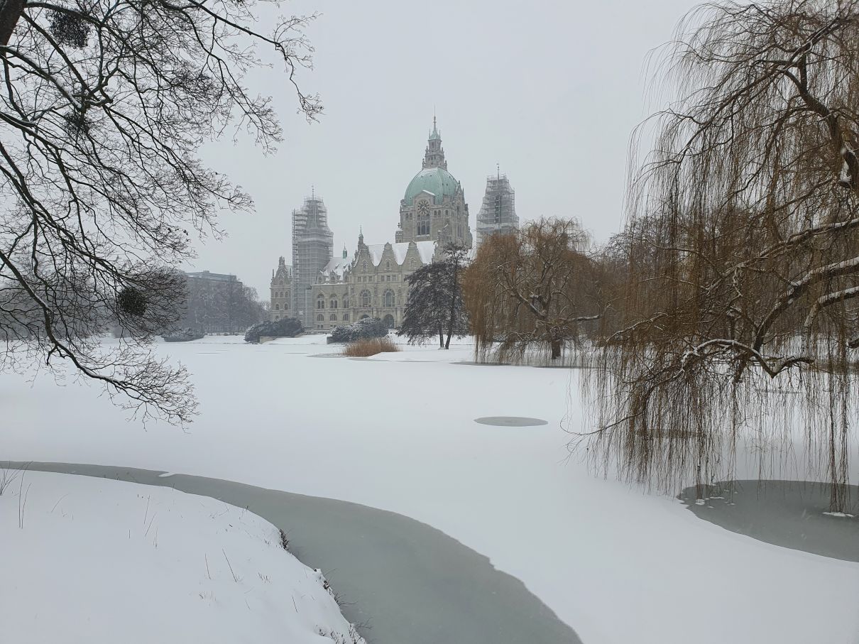 Maschteich im Schnee: Blick auf das Neue Rathaus von Hannover