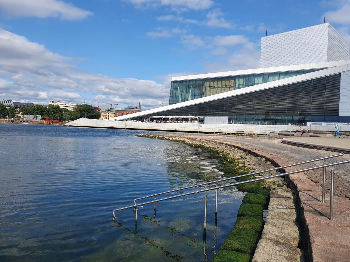 Operastranden Oslo: Strand mit Blick auf die Oper