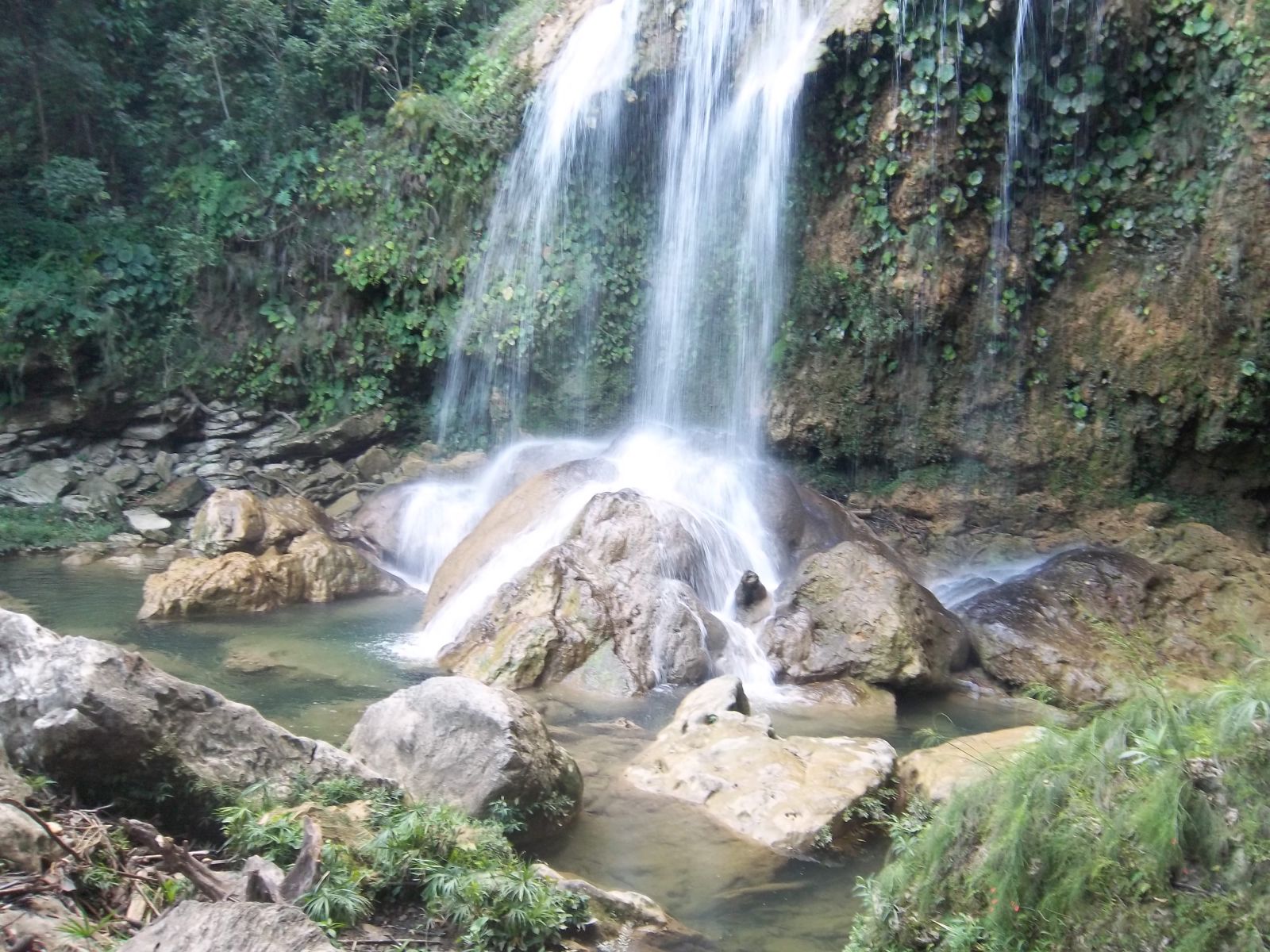 Im Regenwald in Kuba: Baden unterm Wasserfall in Soroa