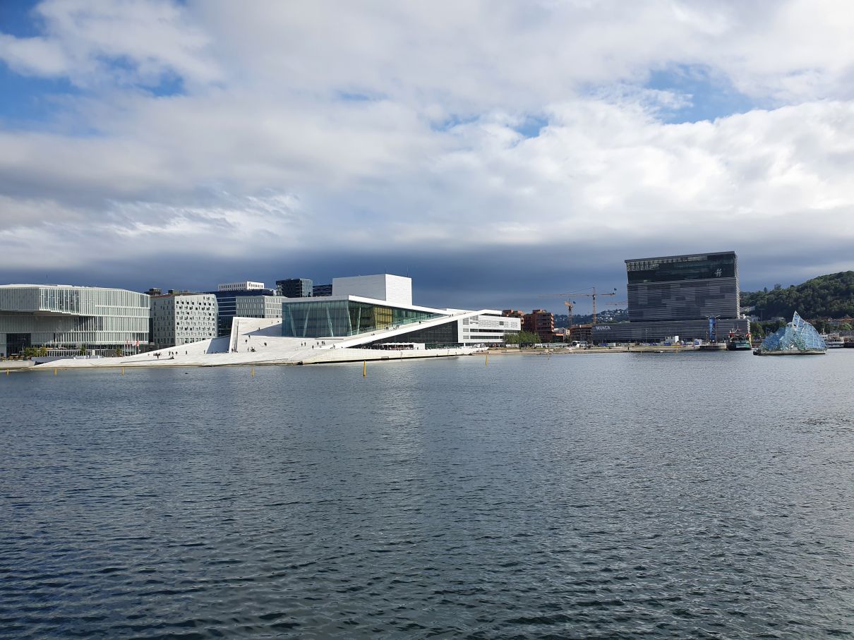 Blick über den Oslofjord auf Oper, Opernstrand und das neue Munchmuseum. 