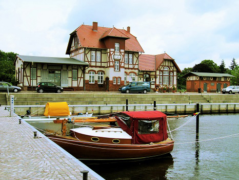 Ole mit gelegtem Mast und Kuchenbude