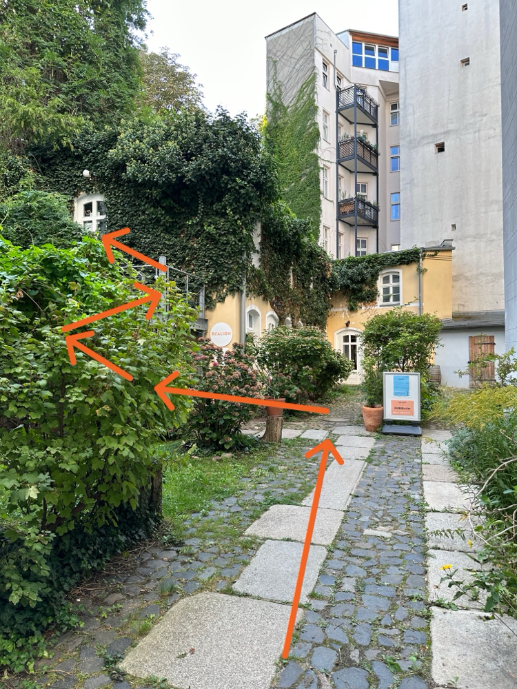 Vor dem Gartenhaus die Treppe hinauf.